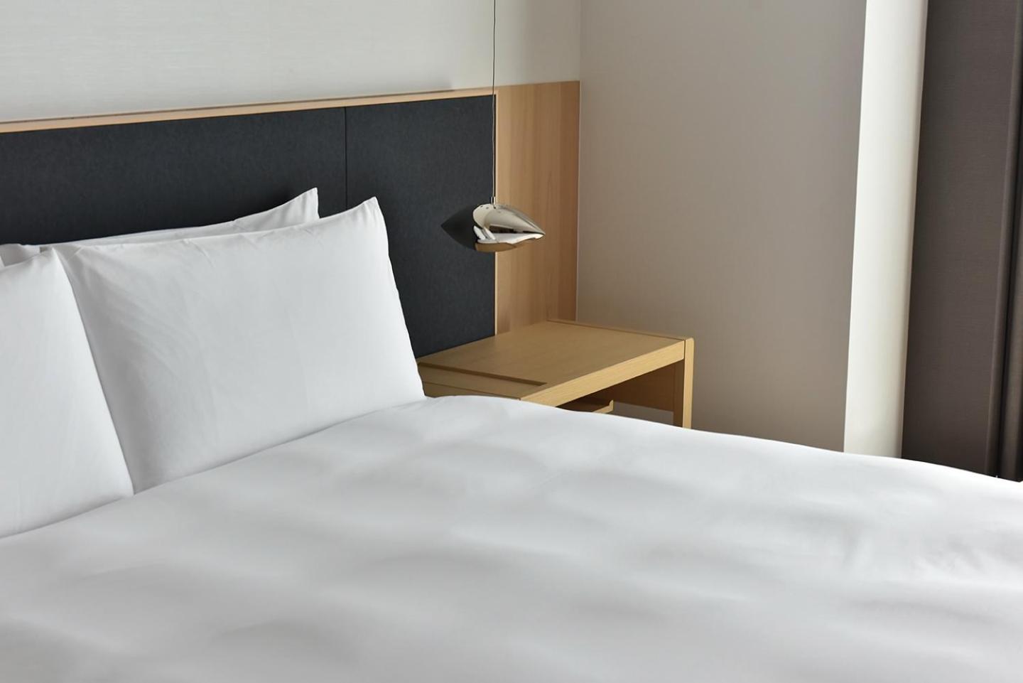 Silks Club Hotel Kaohsiung Exterior foto A bed with a nightstand