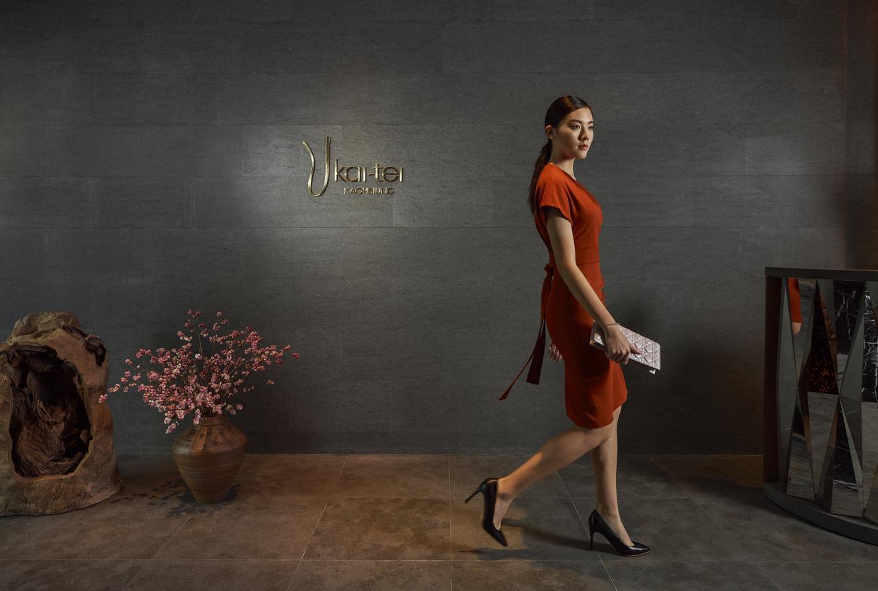 Silks Club Hotel Kaohsiung Exterior foto A woman wearing a dress