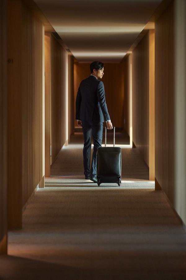 Silks Club Hotel Kaohsiung Exterior foto A business traveller with a suitcase
