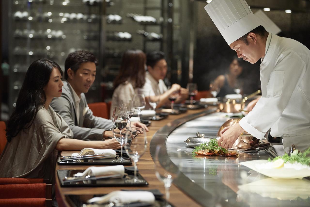 Silks Club Hotel Kaohsiung Exterior foto Chef at work