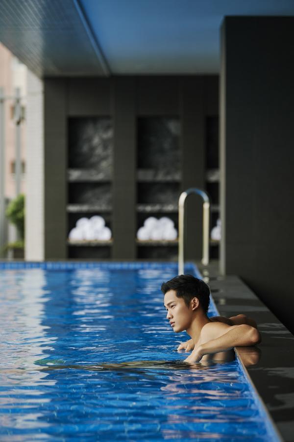 Silks Club Hotel Kaohsiung Exterior foto A man swimming in a pool