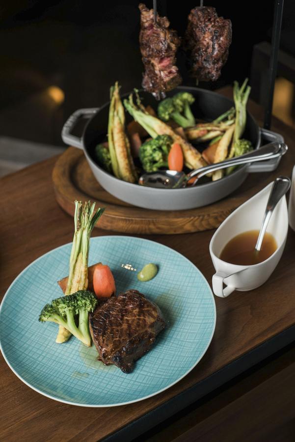 Silks Club Hotel Kaohsiung Exterior foto A steak with vegetables